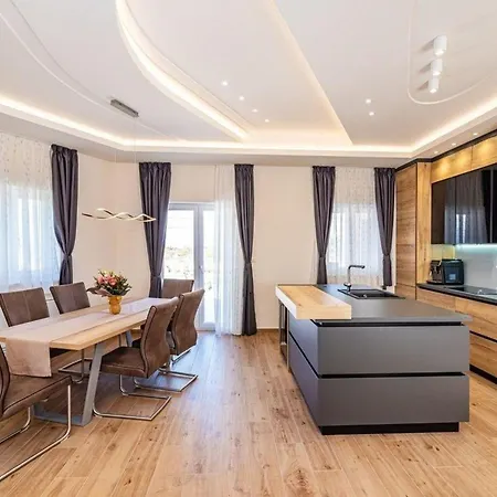 Ferienhaus Mit Privatpool Fuer 8 Personen Ca 160 Qm In Zadar, Dalmatien Und Umgebung *