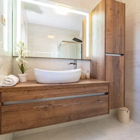 Ferienhaus Mit Privatpool Fuer 8 Personen Ca 160 Qm In Zadar, Dalmatien Und Umgebung