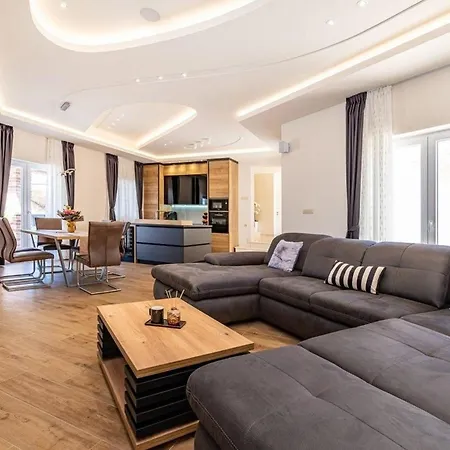 Ferienhaus Mit Privatpool Fuer 8 Personen Ca 160 Qm In Zadar, Dalmatien Und Umgebung * Zadar